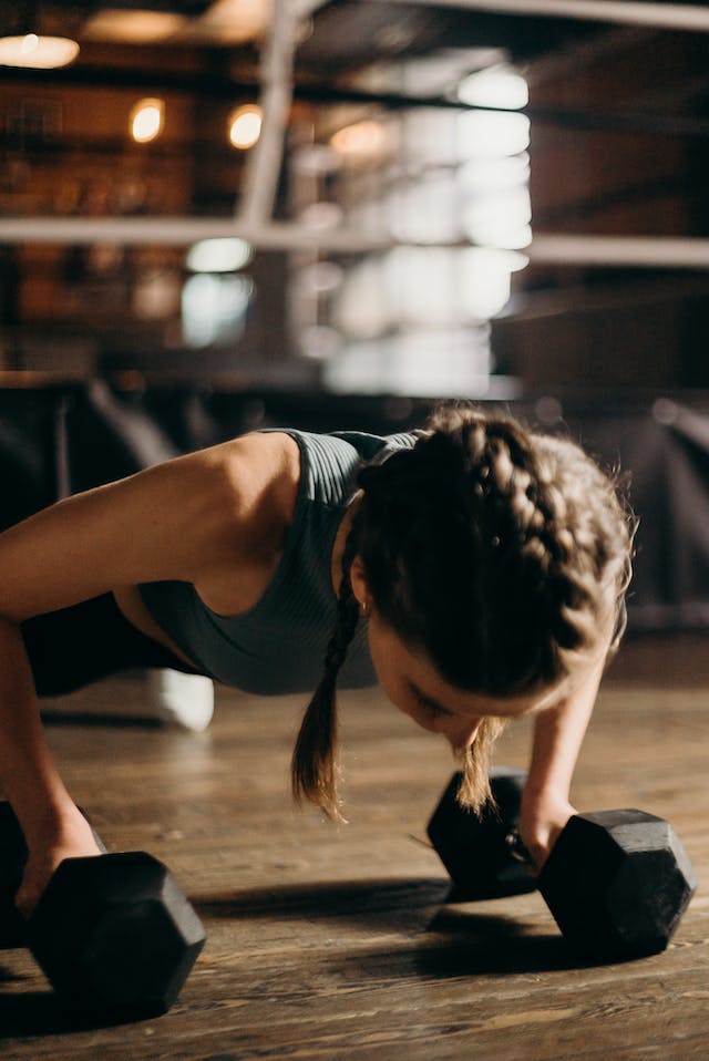 Flexiones con Mancuernas