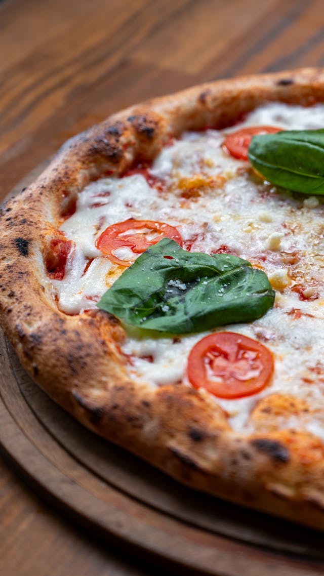 Pizza de coliflor con salsa de tomate casera, vegetales y queso bajo en grasa